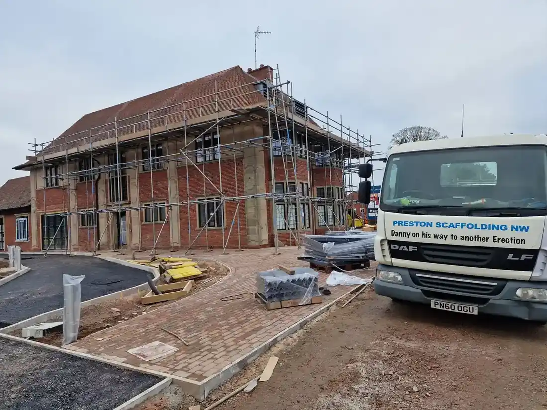 Preston Scaffolding NW wagon arriving on site