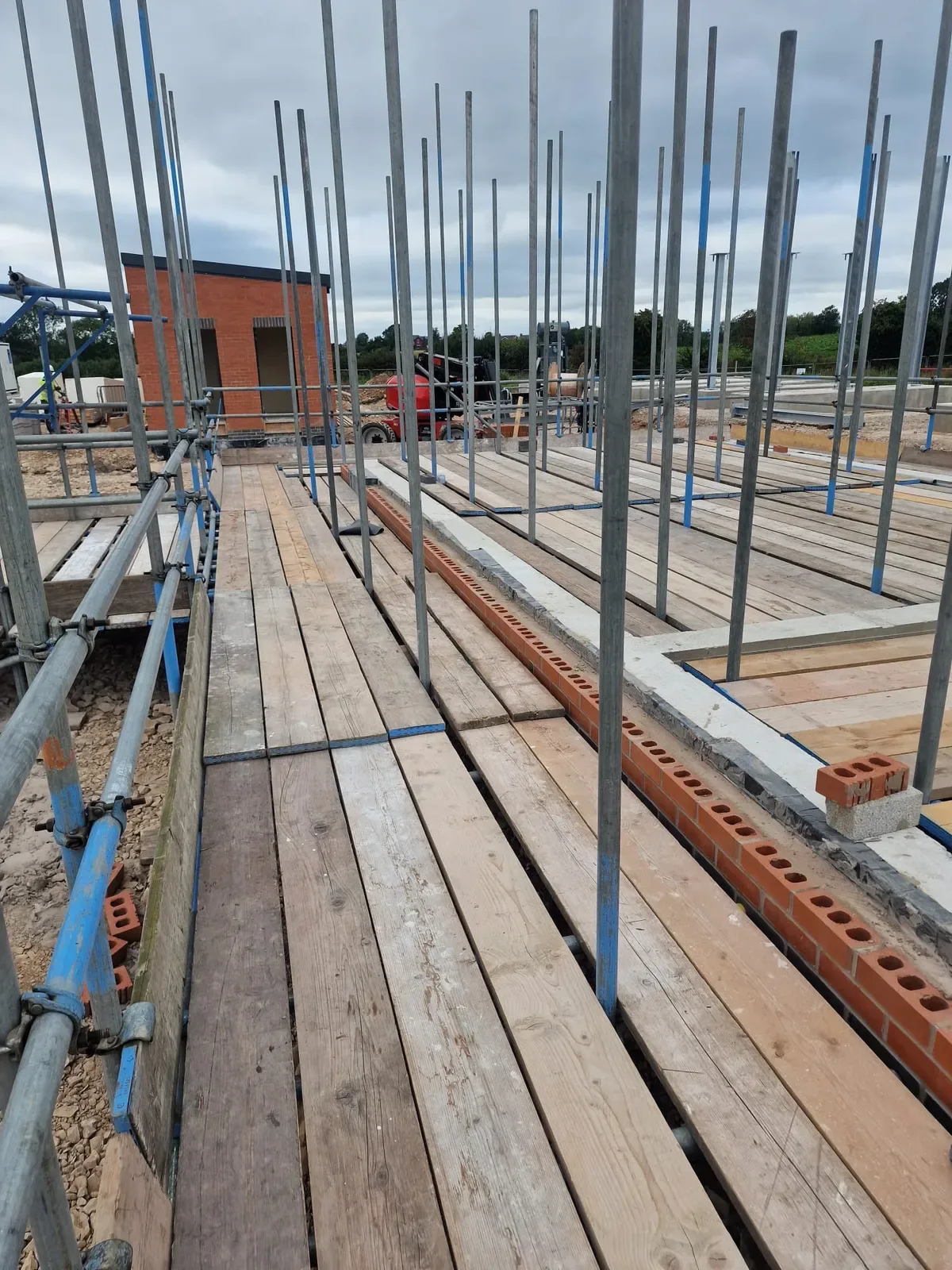 Scaffold lifts and boarded platforms for brickwork