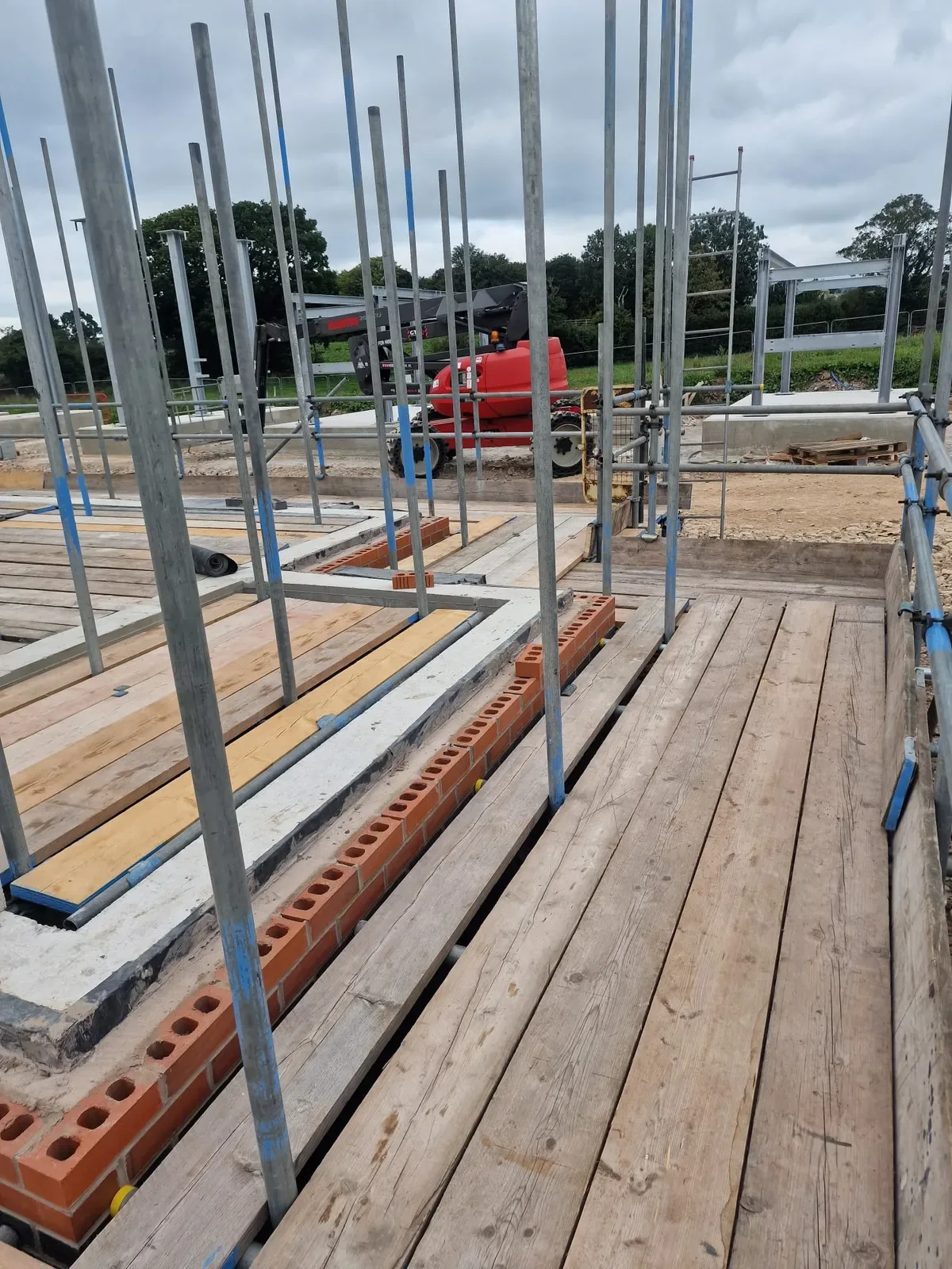 Boarded scaffold lift with brick guards