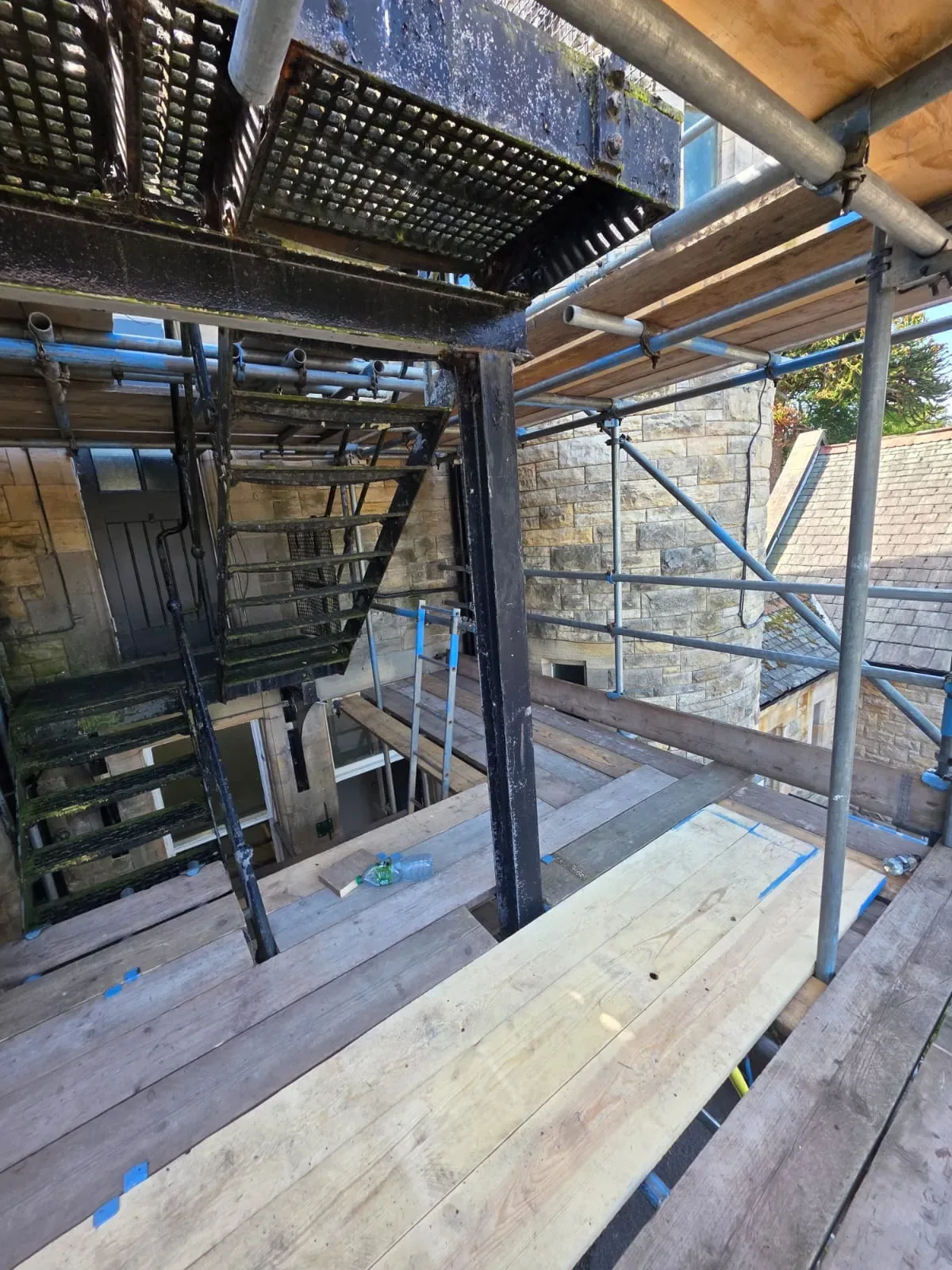 Internal scaffold platforms in a steel frame structure