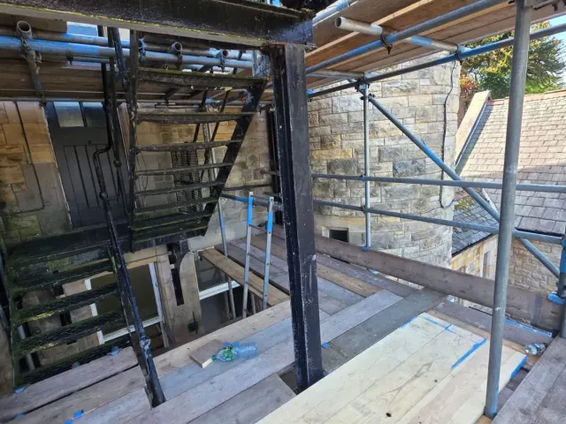 Internal scaffold platforms in a steel frame structure